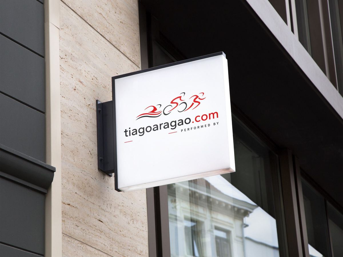 Placa exterior luminosa com o logótipo da marca