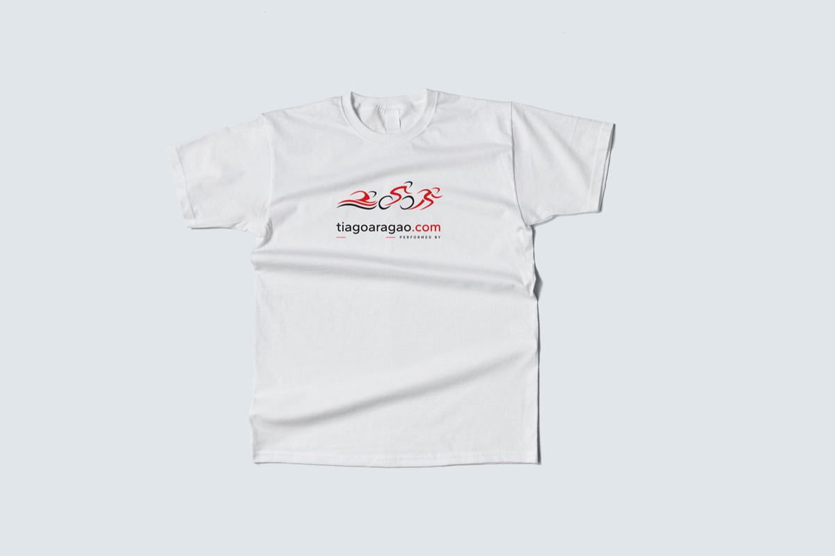 T-shirt branca com o logótipo da marca